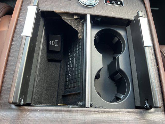 Photo of 2025 Infinite Black Metallic Clearcoat Lincoln Navigator
