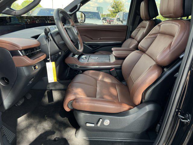 Photo of 2025 Infinite Black Metallic Clearcoat Lincoln Navigator