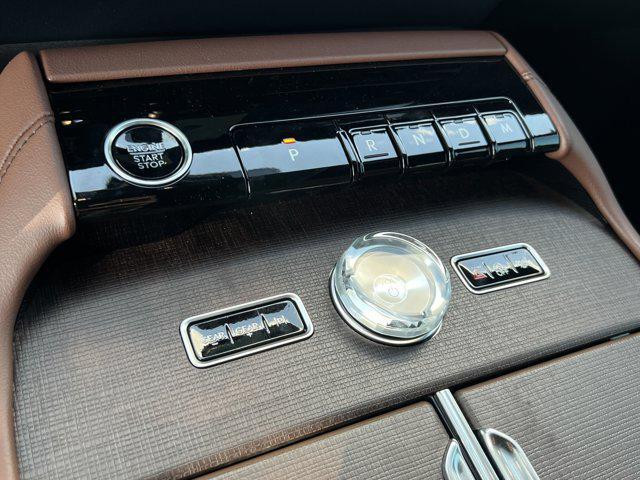 Photo of 2025 Infinite Black Metallic Clearcoat Lincoln Navigator