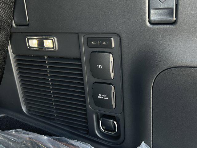 Photo of 2025 Infinite Black Metallic Clearcoat Lincoln Navigator