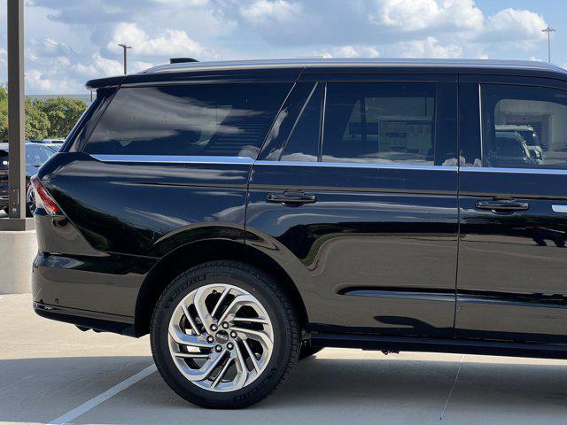 Photo of 2025 Infinite Black Metallic Clearcoat Lincoln Navigator