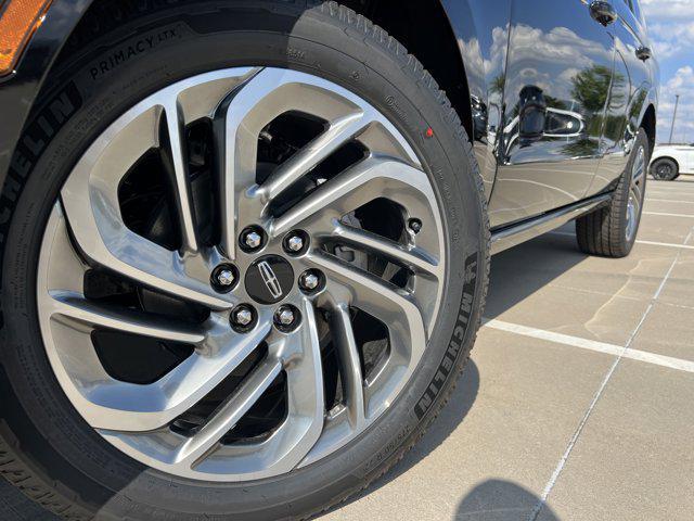 Photo of 2025 Infinite Black Metallic Clearcoat Lincoln Navigator