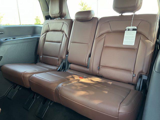 Photo of 2025 Infinite Black Metallic Clearcoat Lincoln Navigator