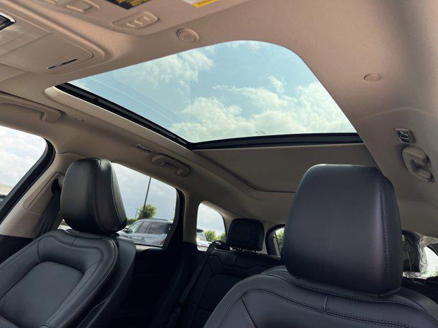 Photo of 2025 Crystal White Metallic Clearcoat Lincoln Corsair
