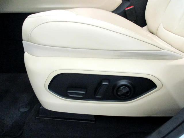 Photo of 2022 White Jeep Grand Cherokee