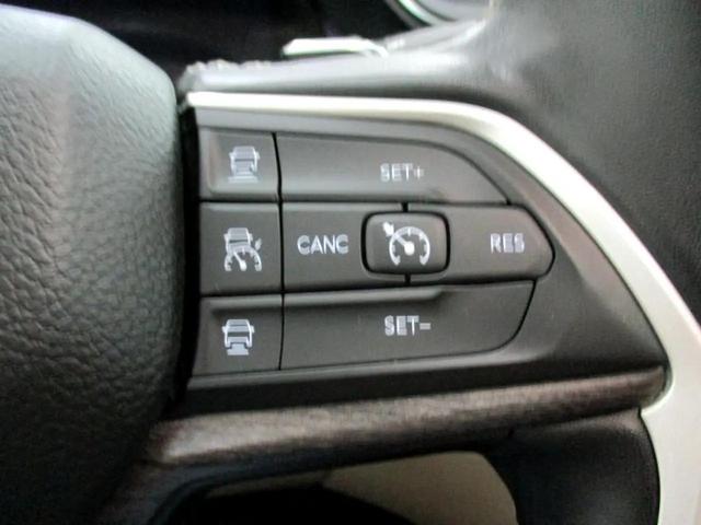Photo of 2022 White Jeep Grand Cherokee
