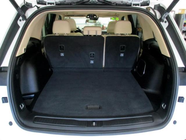 Photo of 2022 White Jeep Grand Cherokee