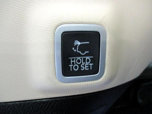 Photo of 2022 White Jeep Grand Cherokee