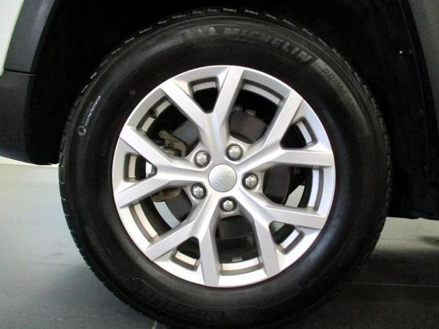 Photo of 2022 White Jeep Grand Cherokee