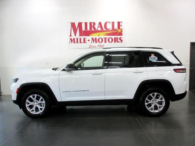 Photo of 2022 White Jeep Grand Cherokee