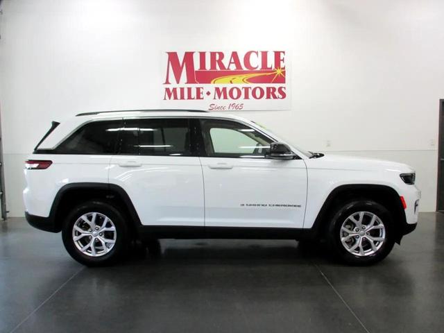 Photo of 2022 White Jeep Grand Cherokee