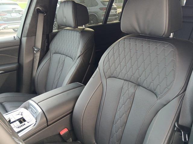 Photo of 2025 Black Sapphire Metallic BMW X7