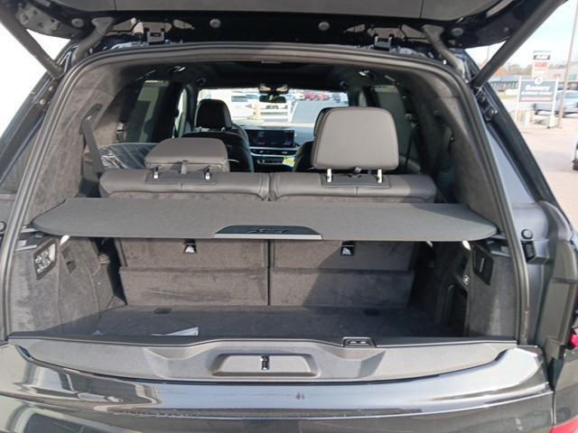 Photo of 2025 Black Sapphire Metallic BMW X7