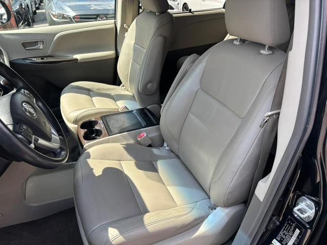 Photo of 2016 Midnight Black Metallic Toyota Sienna