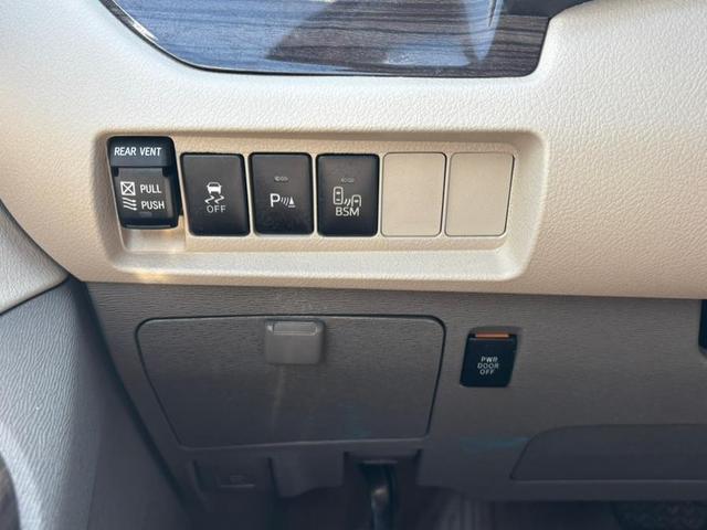 Photo of 2016 Midnight Black Metallic Toyota Sienna