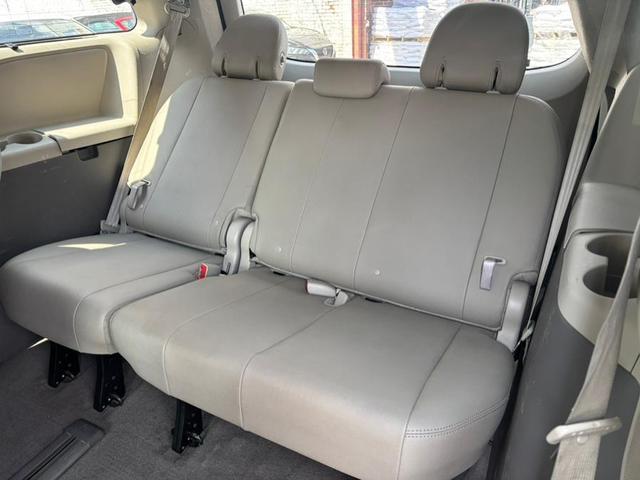Photo of 2016 Midnight Black Metallic Toyota Sienna