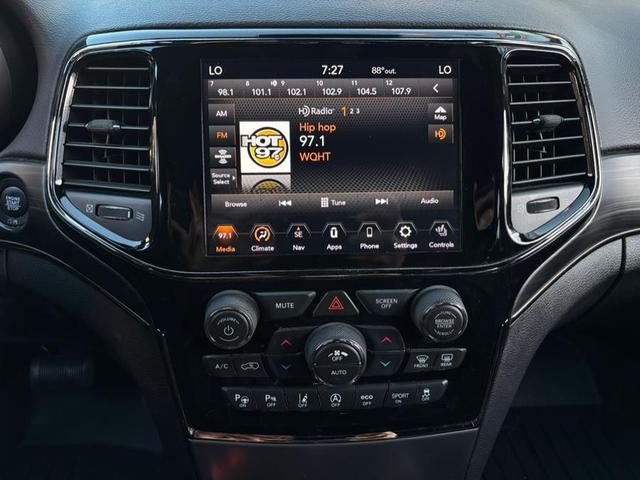 Photo of 2020 Diamond Black Crystal Pearlcoat Jeep Grand Cherokee