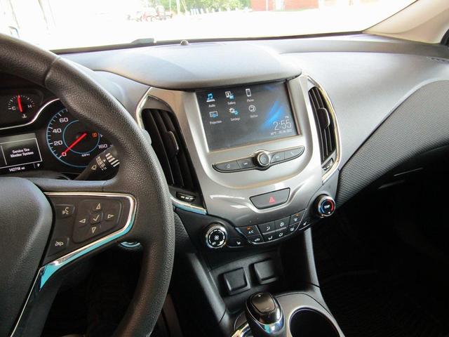 Photo of 2017 Silver Ice Metallic Chevrolet Cruze