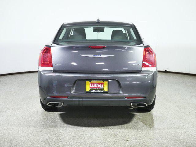 Photo of 2018 Granite Crystal Metallic Clearcoat Chrysler 300