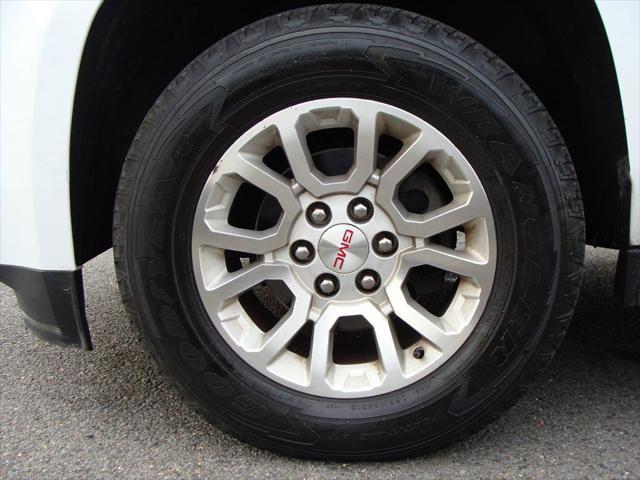 Photo of 2017 Summit White GMC Yukon XL