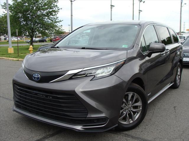 Photo of 2021 Gray Toyota Sienna