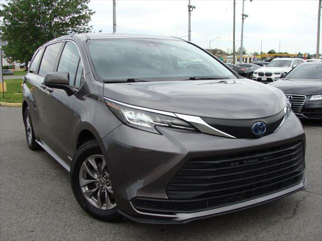 Photo of 2021 Gray Toyota Sienna