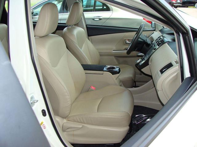 Photo of 2012 White Toyota Prius v
