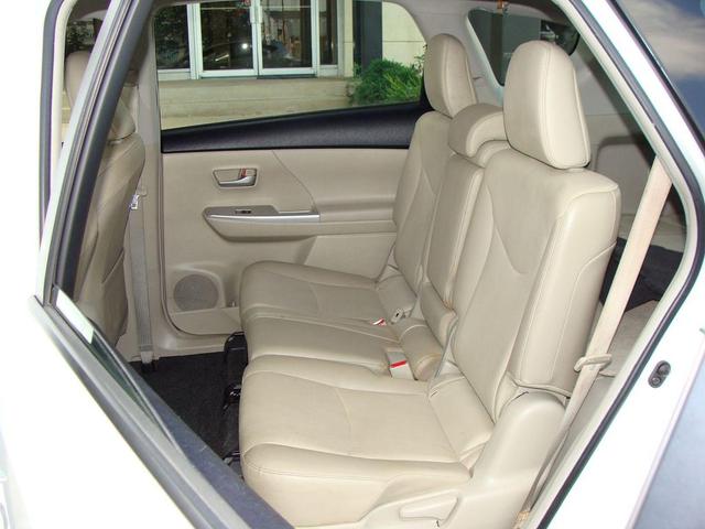 Photo of 2012 White Toyota Prius v
