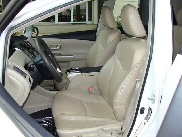 Photo of 2012 White Toyota Prius v