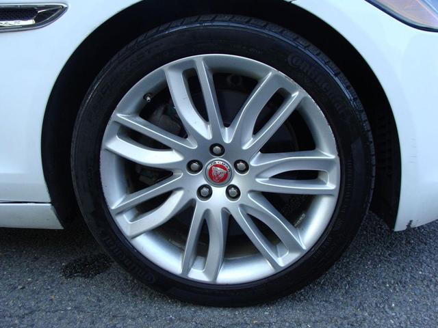 Photo of 2017 White Jaguar XF