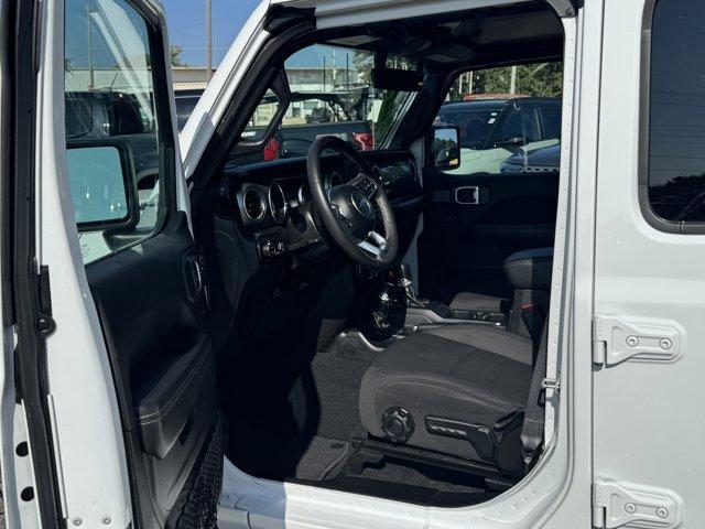 Photo of 2023 Bright White Clearcoat Jeep Gladiator