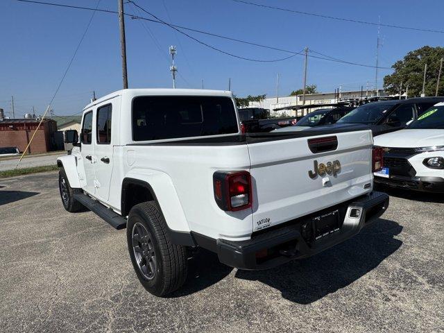 Photo of 2023 Bright White Clearcoat Jeep Gladiator