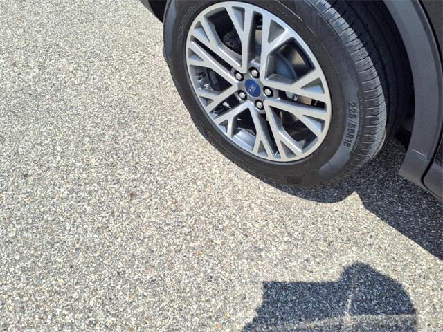 Photo of 2022 Agate Black Metallic Ford Escape