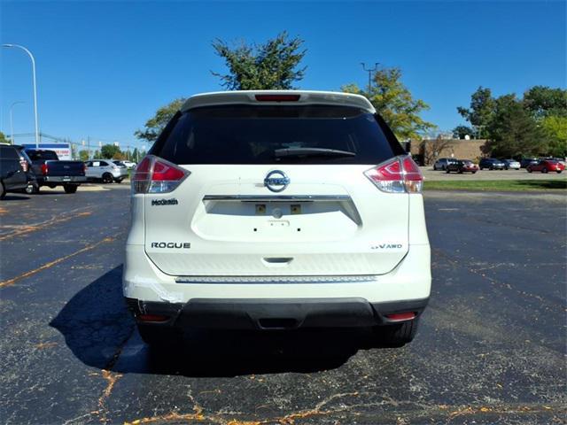 Photo of 2016 Pearl White Nissan Rogue