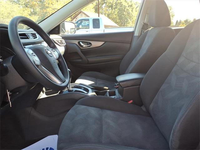 Photo of 2016 Pearl White Nissan Rogue