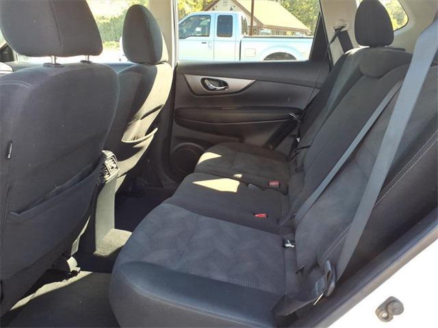 Photo of 2016 Pearl White Nissan Rogue