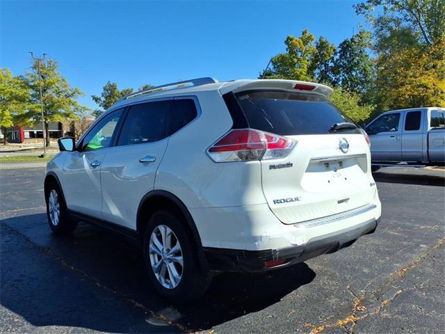 Photo of 2016 Pearl White Nissan Rogue