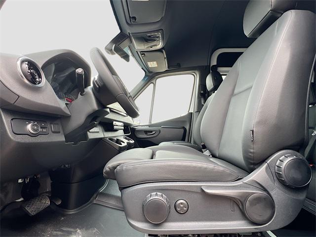 Photo of 2025 Arctic White Mercedes-Benz Sprinter 2500