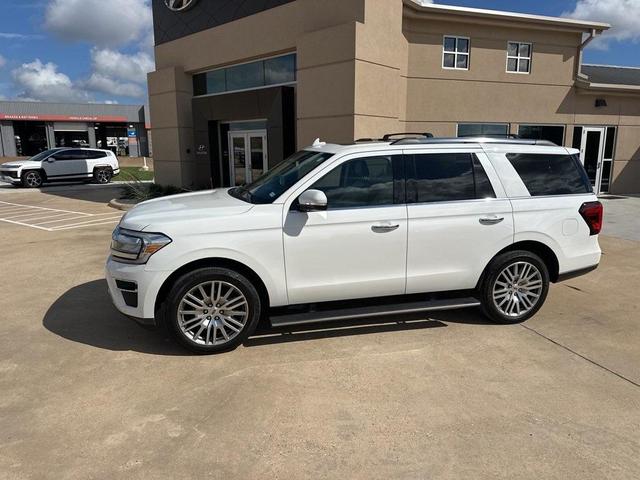 Photo of 2022 Star White Ford Expedition