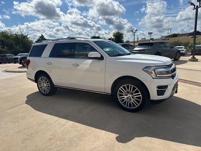 Photo of 2022 Star White Ford Expedition