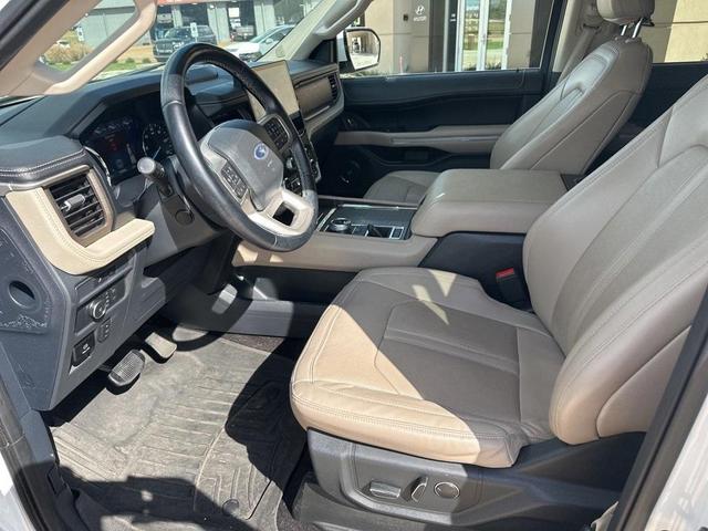 Photo of 2022 Star White Ford Expedition