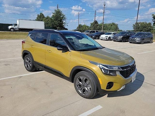 Photo of 2024 Green / Black Kia Seltos
