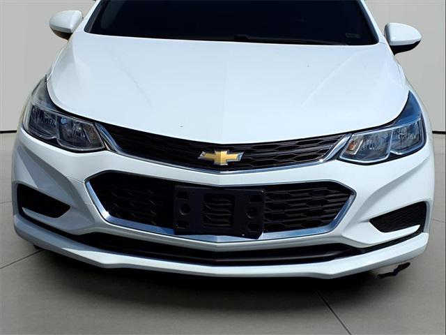 Photo of 2018 Summit White Chevrolet Cruze