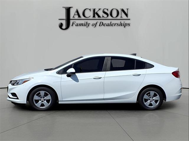 Photo of 2018 Summit White Chevrolet Cruze