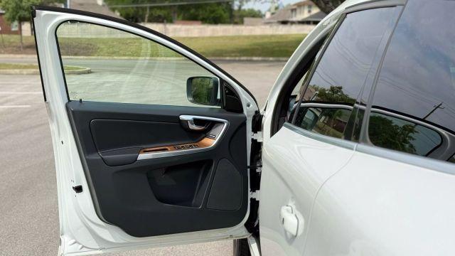 Photo of 2016 White Volvo XC60