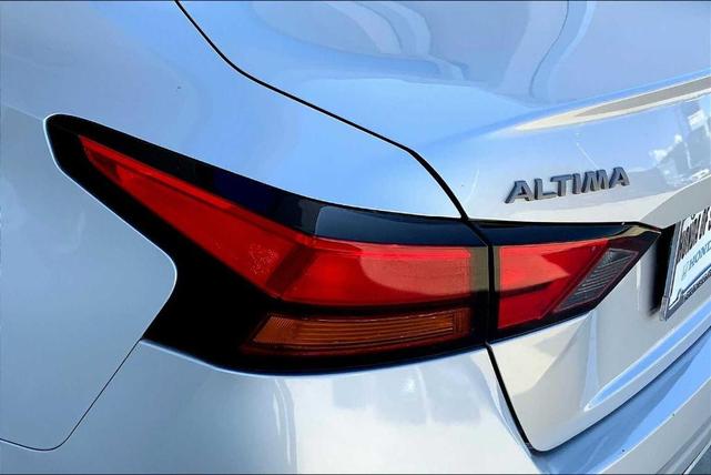 Photo of 2023 Brilliant Silver Metallic Nissan Altima