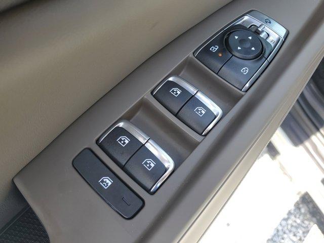 Photo of 2025 Ivory Silver Kia Carnival