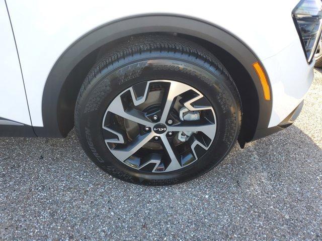 Photo of 2025 Glacial White Pearl Kia Sportage