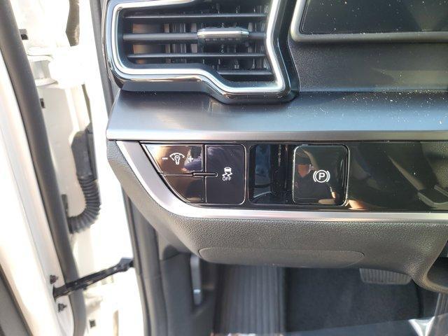 Photo of 2025 Glacial White Pearl Kia Sportage