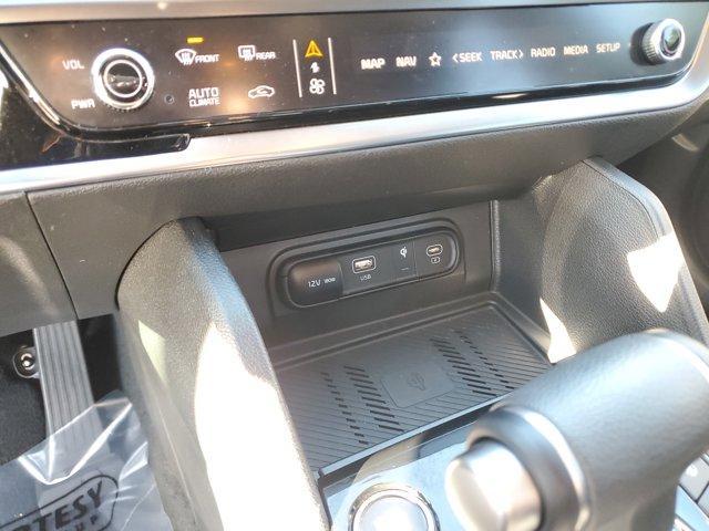 Photo of 2025 Glacial White Pearl Kia Sportage